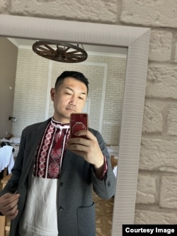 Takashi în „vâșivanka”, tradiționala cămașă brodată ucraineană