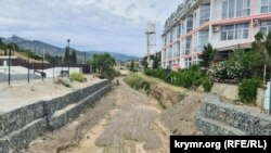 Пересохшая река Кутлак в районе пляжа села Веселое. Крым, Судак, июнь 2025 года
