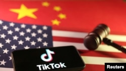 Илустрацијата покажува знамиња на САД, Кина, логото на ТикТок 