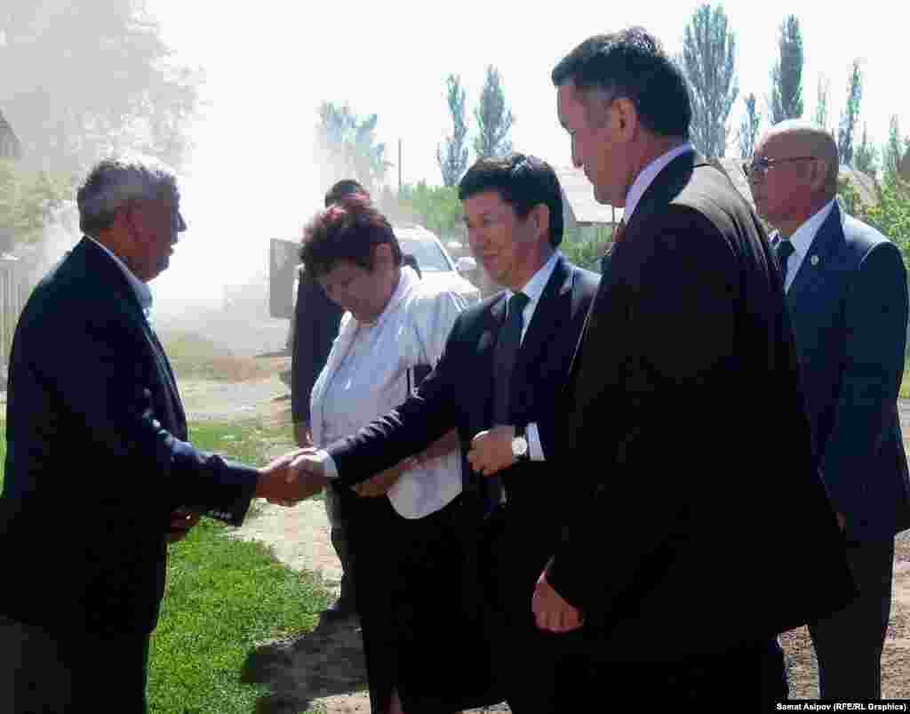 "Байтурду" уюштургандар мындан эки жыл мурун чарбаны асыл тукум заводу кылып макамын өзгөртүү сунушу менен кайрылышкан, бирок маселе өкмөткө келип токтоп калганын, өкмөт башчыдан ушул маселени чечип берүүнү суранышты.