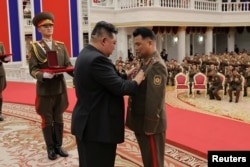 Kim Jong-un oferă distincții militarilor nord-coreeni care au participat la luptele împotriva Ucrainei, 22 august 2025