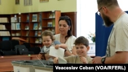 Alegători români, votând în primul tur al alegerilor prezidențiale din România, Chișinău, 2 mai 2025.