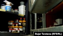 Mbetje indore në një tualet të Institutin e Patologjisë në Prishtinë.