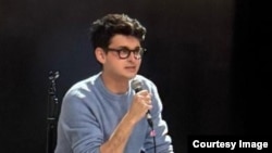 Vlad Adamescu comunică zilnic cu adolescenții din mediul online.