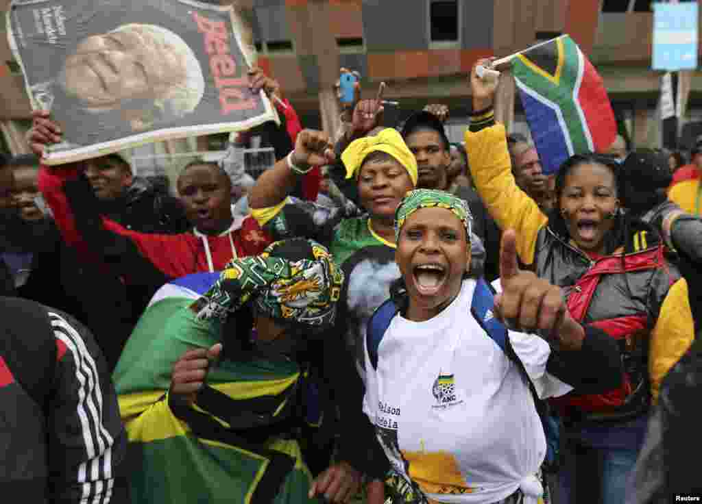 Стадионго келгендер Манделанын сүрөтүн көтөрүп, анын элесине таазим көрсөтүштү. 