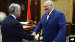 Трамптың өкілі Джон Коул мен Беларусь режимінің басында отырған Александр Лукашенко кездескен сәт. 11 қыркүйек 2025 жыл. 