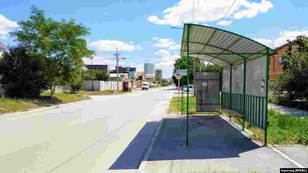 Вулиця Кара-Деніз у мікрорайоні Фонтани, що з'єднує вулиці Севастопольську і Кантар, була заасфальтована ще в 2014 році. Нею пустили громадський транспорт, а також встановили зупинки