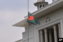 د سترې محکمې پر ودانۍ د بنګلادېش بیرغ نیمه هسک دی