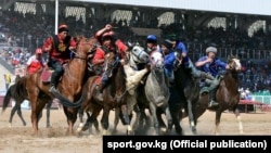 "Достук" (кызыл кийимчен)  жана "Мурас" командаларынын беттеши. 31-август, 2017-ж. Чолпон-Ата шаары.