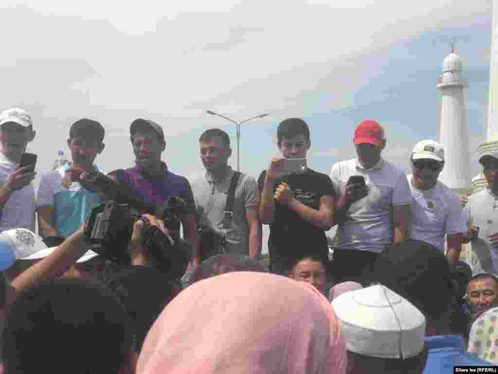 Шымкенттегі эвакуациялық орындарды паналап жатқан Арыс тұрғындары "билік ұсынып жатқан көмек мардымсыз" деп&nbsp;шағынды.&nbsp;Олар көбінесе билік емес, еріктілер мен халық көмектесіп жатқанын айтады.