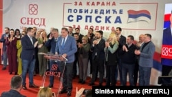 Predsjednik SNSD-a Milorad Dodik sa stranačkim vrhom proglašava pobjedu Siniše Karana na prijevremenim izborima za predsjednika Republike Srpske, u Banjaluci, 23. 11. 2025.