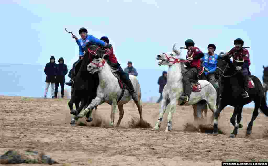 "Достук" жана "Ала-Тоо" командаларынын беттеши.