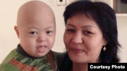 Гепатитпен ауырған Айбек, анасы Әлия Имановамен бірге.  