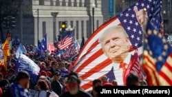 АКШ президенти  Д.Трамптын колдоочулары "Добуш уурдоону токтоткула!" деген ураан менен көчөгө чыгышты. Вашингтон. 2020-жылдын 14-ноябры.