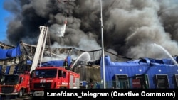 Zjarrfikësit pas një sulmi ajror rus në Kiev, më 16 shtator.