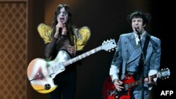 Këngëtari italian Lucio Corsi (majtas), që përfaqëson Italinë me këngën “Volevo Essere Un Duro”, gjatë gjysmëfinales në Bazel, më 13 maj 2025.