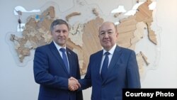 Кыргызстандын Орусиядагы элчиси Кубанычбек Бөкөнтаев менен Мамдуманын депутаты Дмитрий Кобылкин. 