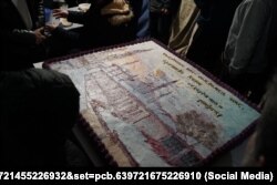 Крымчане встречают с тортом в Бахчисарае соотечественников Ремзи Меметова, Зеври Абсеитова и Рустема Абильтарова из «первой бахчисарайской группы», отбывших наказание в российской тюрьме, 12 февраля 2025 года. Фото «Крымской солидарности»