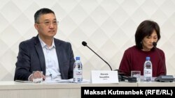 Акынбек Ногойбаев и Асель Аргымбаева на пресс-конференции 21 января 2025 г.