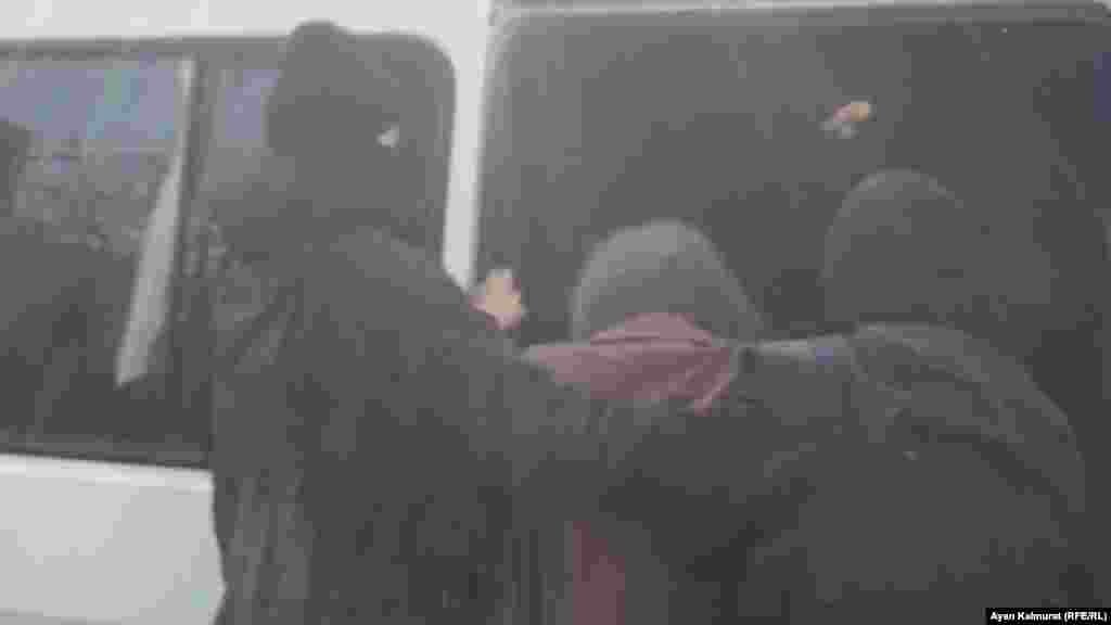 "Азаматтарды не үшін ұстап жатсыздар?" деген Азаттық тілшісінің сұрағына полиция өкілдері жауап бермеді.