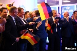 ეგზიტპოლების პირველი მონაცემების გამოცხადების მომენტი. ალის ვაიდელი პარტიის წევრებთან ერთად. ულტრამემარჯვენე პარტია - „ალტერნატივა გერმანიისთვის“ (AfD)