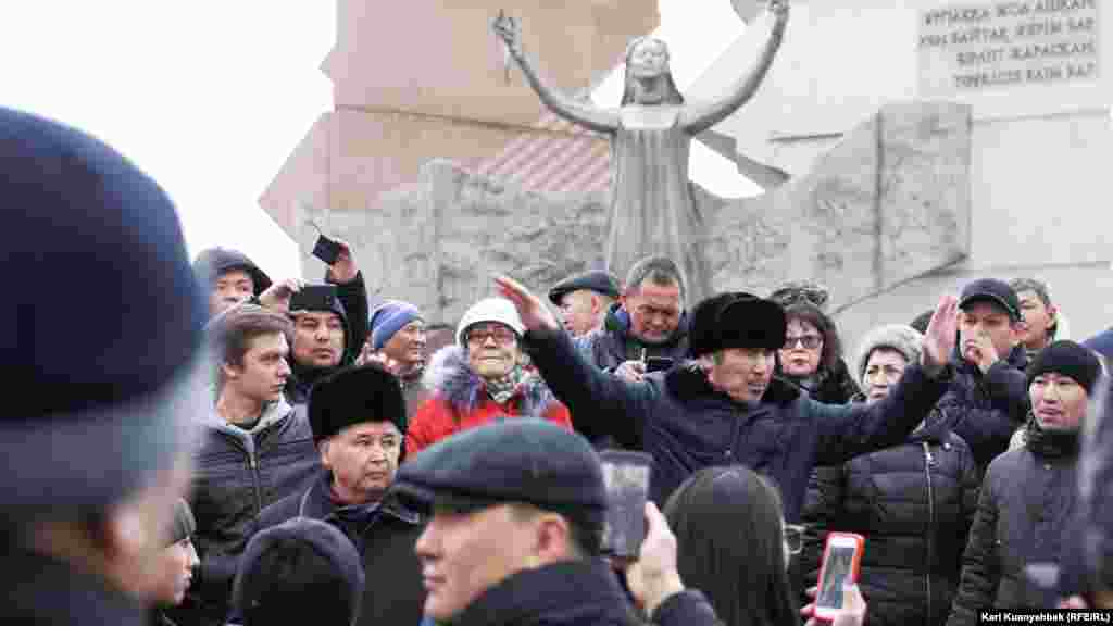 1986 жылғы Желтоқсан оқиғасының қаһарманы Қайрат Рысқұлбековтің інісі Талғат Рысқұлбеков Желтоқсан құрбандарына қойылған "Тәуелсіздік таңы" ескерткіші жанында жиналғандар алдында сөйлеп тұр. Алматы, 16 желтоқсан 2018 жыл.