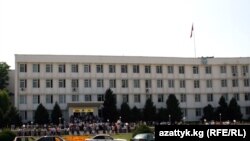 Ош облустук жана шаардык акимияттарынын баш кеңсесинин алды. Ош шаары.