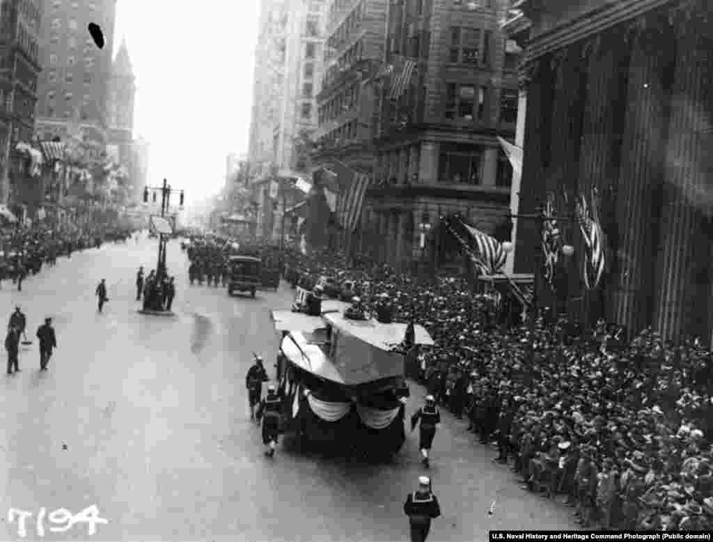 Мобильный стенд завода морской авиации движется по Широкой улице Филадельфии во время парада, посвященного Закону о займах свободы. Займы свободы &ndash; это облигации, которые выпустило правительство США, чтобы оплатить расходы на войска коалиции во время Первой мировой войны. Парад прошел 28 сентября 1918 года. За день до парада в Филадельфии 118 человек были больны "испанкой".&nbsp;