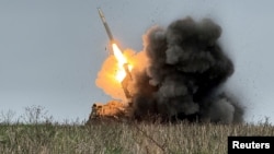 Українські військові ведуть вогонь поблизу Покровська у Донецькій області, 9 грудня 2025 року