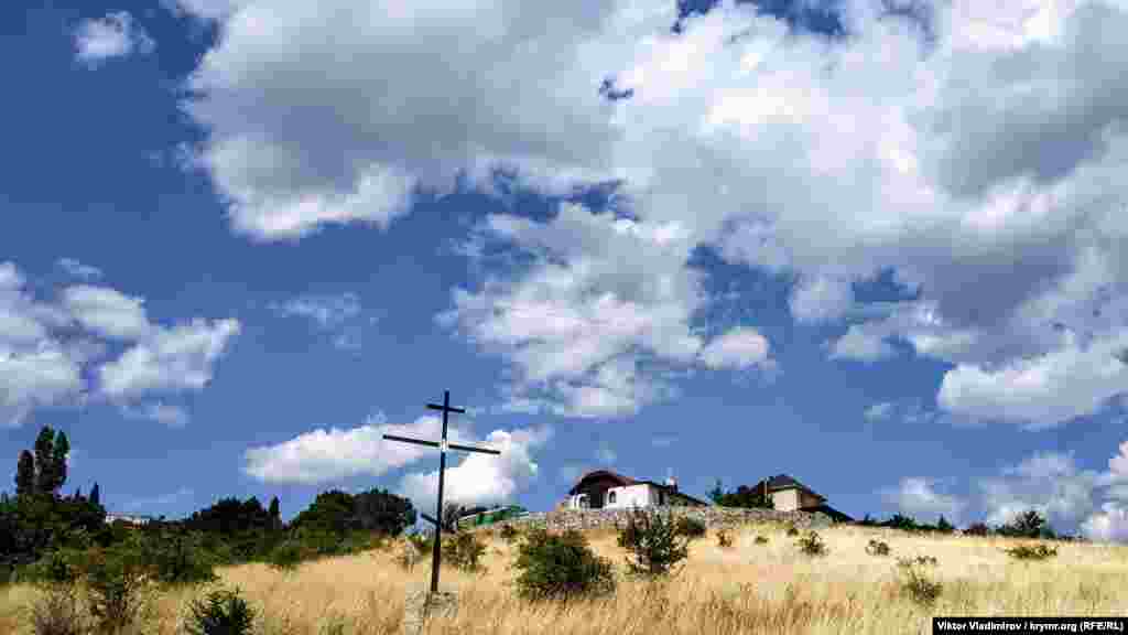 Yol yanında tiklenilgen haç