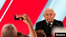 Victoria lui Nawrocki a fost sărbătorită de PiS și liderul acestuia, Jaroslaw Kaczynski, văzut aici vorbind mulțimii la aflarea rezultatelor exit poll, duminică seara