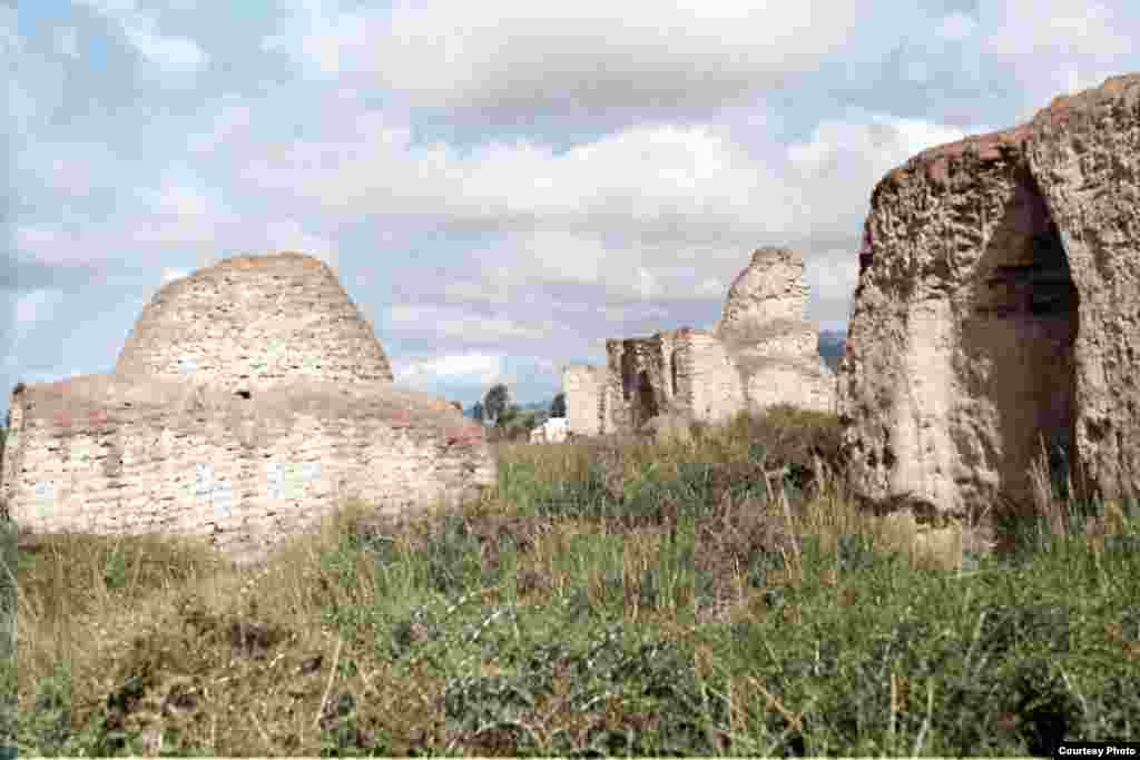 Кочкор өрөөнүндөгү олуттуу эстеликтердин бири - "Кырк чоронун күмбөзү". 02.7.2011. - Кочкор өрөөнүндөгү Дөң-Алыш кыштагынан түндүк-чыгыштагы “Манастын Кырк чоросунун күмбөзү” деп аталган, бирок 16-18-кылымдарга таандык көрүстөн. КУУнун окутуучусу, археолог Ороз Солтобаевдин “Азаттыкка” белекке берген сүрөтү. 02.7.11. 