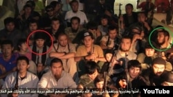 Сирияға барған ағайындылар - Жасұлан Сәрсенбек (қызыл шеңберде) және Еркемұрат Сәрсенбек (жасыл шеңберде). (YouTube сайтынан алынған скриншот).  