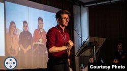 Teodor, student la Cambridge University în Marea Britanie, este de părere că în România există un conflict politic real iar tinerilor nu li se comunică suficient de bine aceste informații.