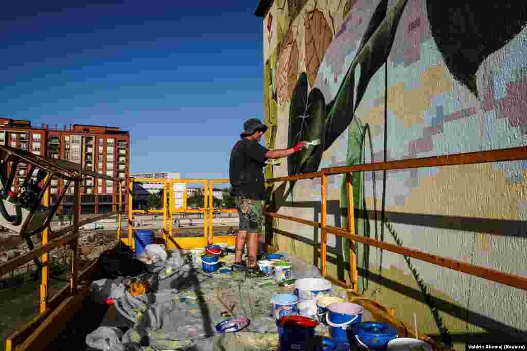 Artisti italian, Fabio Petani, duke pikturuar një mural në Ferizaj, më 19 shtator.