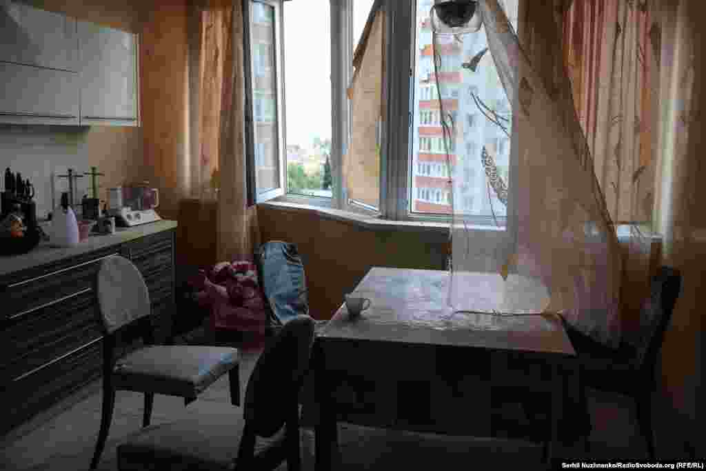 Një kuzhinë me xhama të thyer, si pasojë e sulmit.  