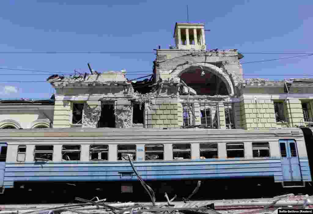 აღმოსავლეთ უკრაინაში, ლოზოვას დაზიანებული რკინიგზის სადგურის ვაგონი, გადაღებული 5 აგვისტოს, რკინიგზის კვანძზე რუსეთის ძლიერი თავდასხმის შემდეგ.ანალიტიკოსები ვარაუდობენ, რომ აღმოსავლეთ უკრაინაში რკინიგზის ინფრასტრუქტურის ბოლოდროინდელი დაბომბვა შესაძლოა იყოს რეაქციის შემოწმების საშუალება, რათა გაარკვიონ, თუ რამდენი ხნით შეიძლება იყოს მომარაგების ხაზები ჩაკეტილი რუსეთის მასშტაბური სახმელეთო იერიშის შემთხვევაში.