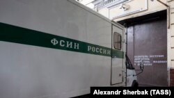 Автомобіль ФСВП РФ біля воріт слідчого ізолятора, архівне фото