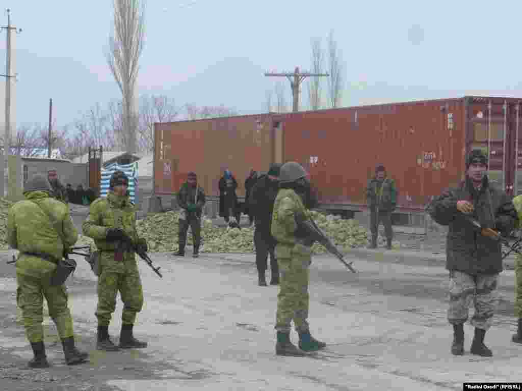 Эти фотографии сделаны с таджикской стороны Таджикской службой РСЕ/РС