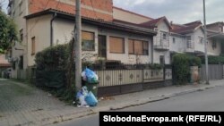 Kosha me mbeturina para shtëpive në Shkup. Tetor, 2025.