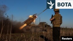 Ushtarët ukrainas qëllojnë me raketa drejt trupave ruse pranë Pokrovskut.