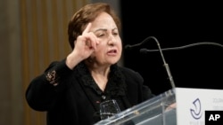 Shirin Ebadi vorbește la un eveniment organizat cu ocazia Zilei Internaționale a Femeii, la Paris, în martie 2024.