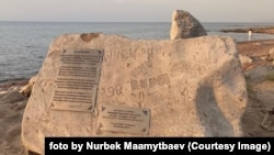 Омор Султановдун "Ак булуттар" ыры жазылган таш. Тосор айылы, Жети-Өгүз.