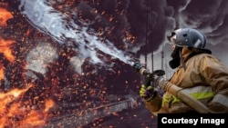 კრასნოდარის მხარეში ადგილობრივი მოსახლეობა იუწყებოდა აფეთქებებზე ნავთობის გადამამუშავებელი საწარმოს სიახლოვეს. საილუსტრაციო ფოტო 