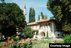 În timpul călătoriei sale în Crimeea, Hirano a vizitat Palatul hanului din Bahcisarai