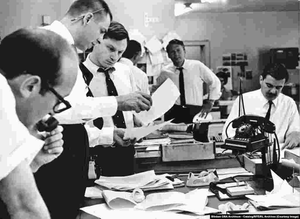 Азат Еуропа кеңсесінде жұмыс істеп жатқан редакторлар. 1967 жыл.