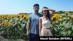 Kristina Bejeryanu və əri Dumitru fermalarında.