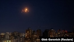 یک طیارۀ بی‌پیلوت اوکراینی بر فراز شهری در اوکراین