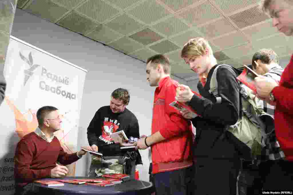 Актывісты новай іцыятывы "Дзея" ў чарзе па кнігі.