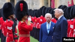 Președintele SUA, Donald Trump, și regele Charles al Marii Britanii inspectează Garda de Onoare după sosirea la Castelul Windsor, în prima zi a celei de-a doua vizite de stat a președintelui în Marea Britanie, la Windsor, Marea Britanie.